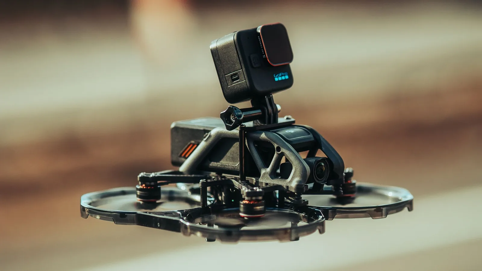 Dron filmowy w locie podczas przygotowanej realizacji materiału promocyjnego