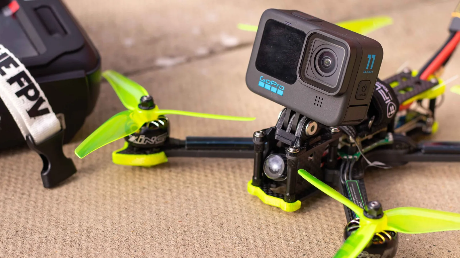 Dron FPV z kamerą przygotowany do realizacji ujęć reklamowych