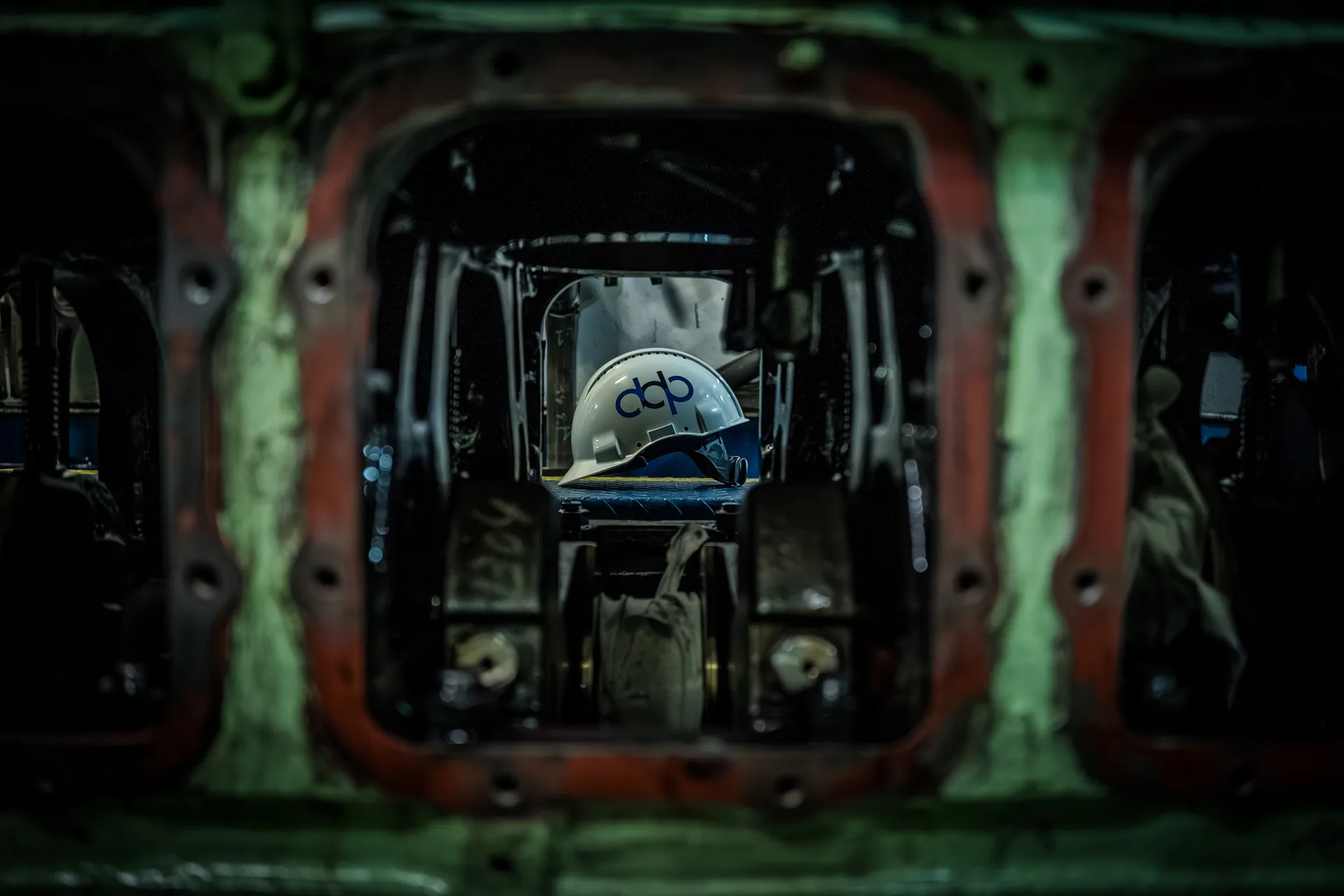 Kask DDP Supply w przestrzeni technicznej jednostki morskiej