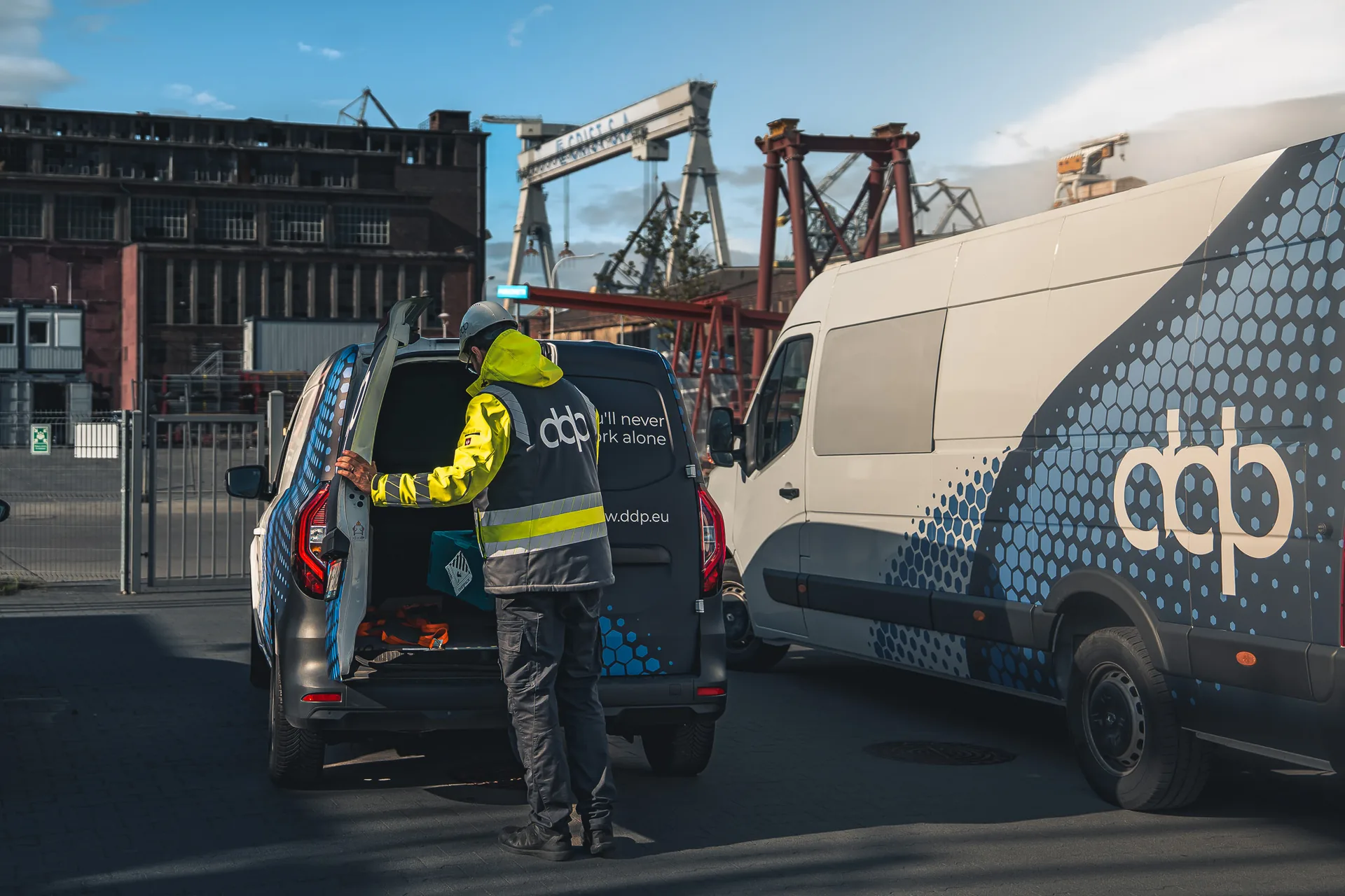 Flota serwisowa DDP Supply na tle infrastruktury stoczniowej
