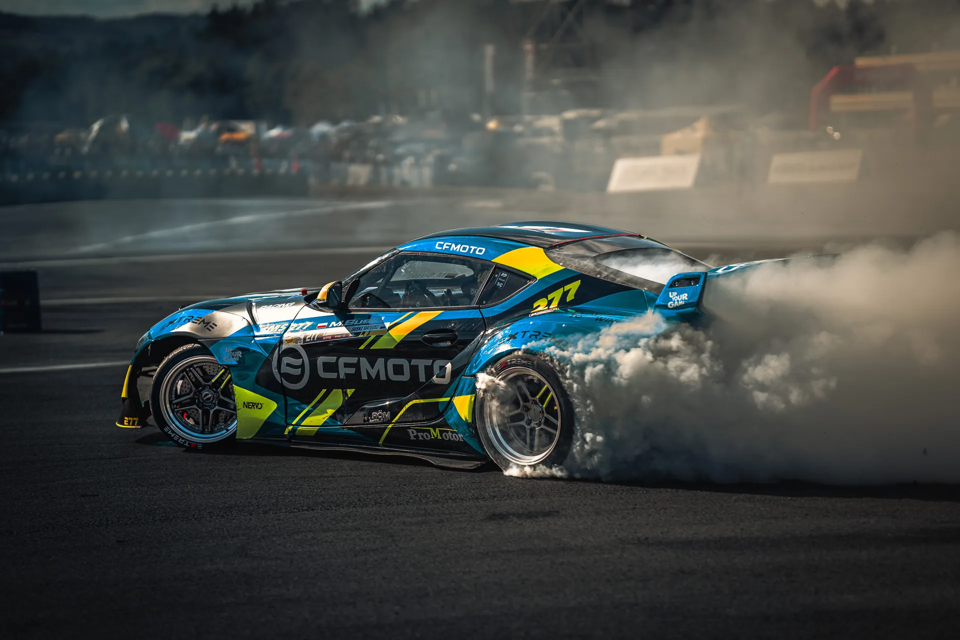 Motorsport dobrze pokazuje przewagę dynamicznej perspektywy — ruch ma prowadzić uwagę, nie tylko robić wrażenie.