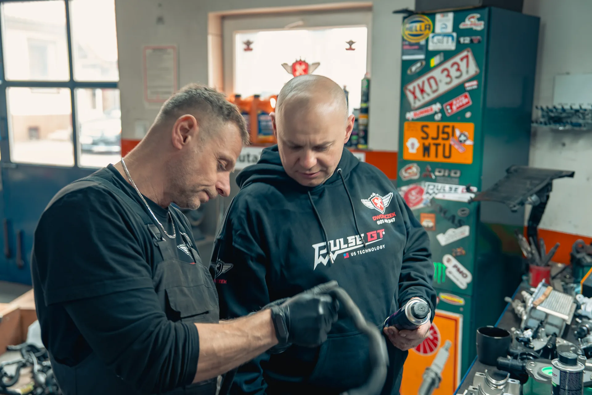 Produkcja materiałów PulseGT z mechanikami w warsztacie samochodowym